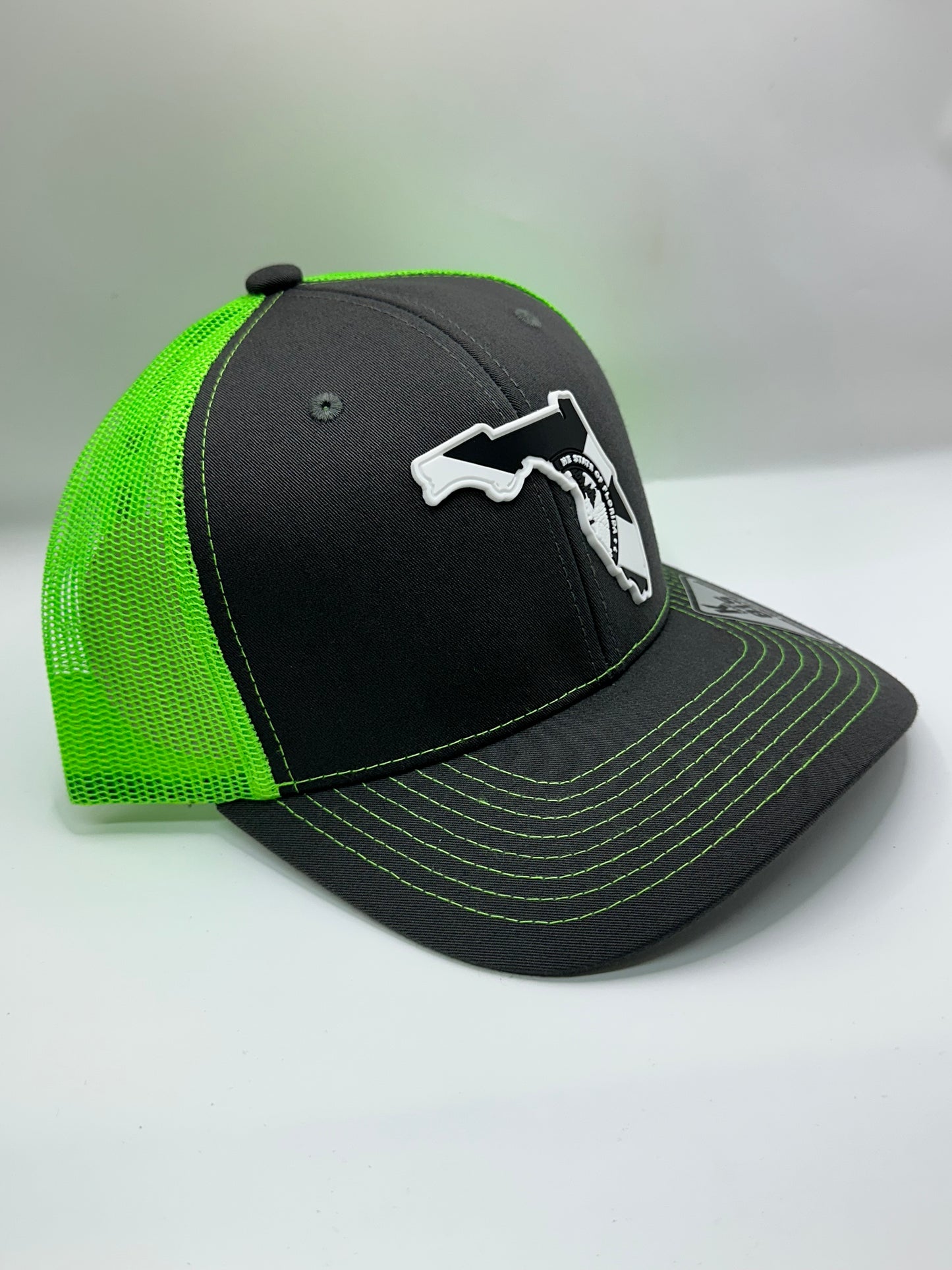 Florida State Flag Black and White PVC Patch Kamel 815 Snapback Mesh Trucker Cap Slight Curve Hat Structured Mesh Back Adjustable Baseball Cap